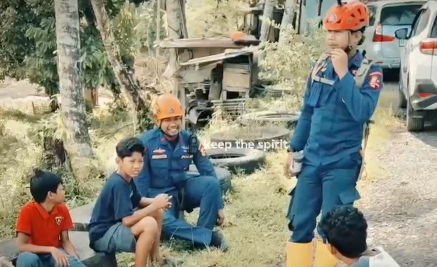 Tim SAR Polri : Komitmen Tak Kenal Lelah Tim SAR Korpolairud di Garis Depan Bencana