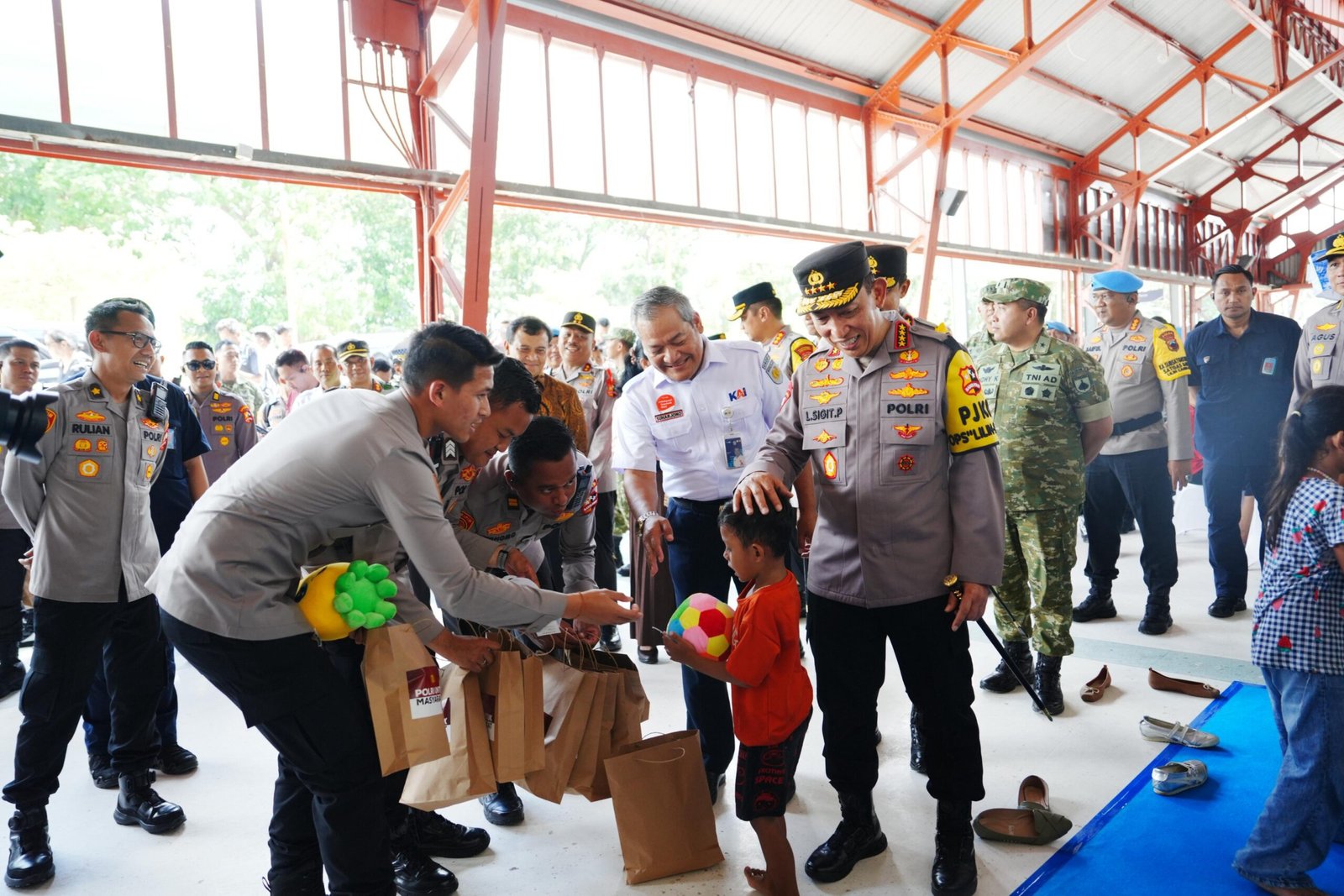 Kapolri Tinjau Kesiapan Pelayanan dan Pengamanan Nataru di Stasiun Tawang Semarang